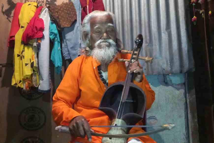 Mangala Kanti Ray who has preserved the obsolete Sarinda, gets Padma Shri